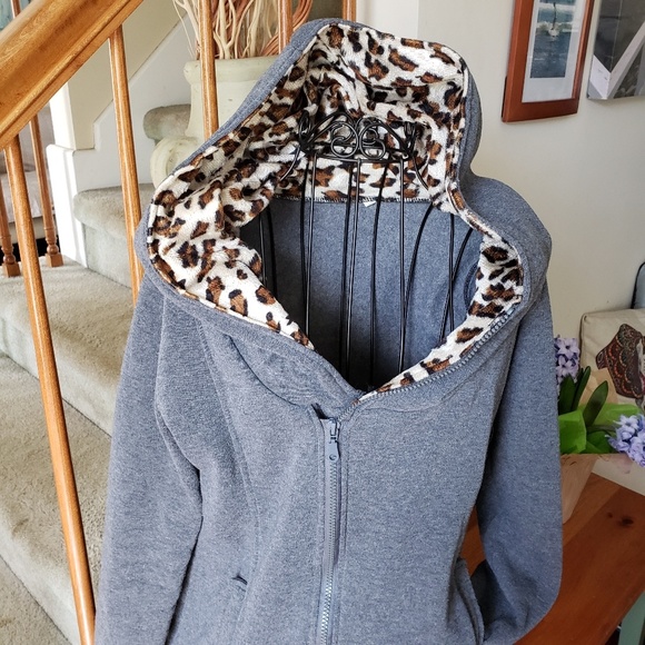 Tops - Zip up hooded sweatshirt animal print jacket